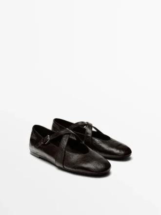 Balettskor med korsade remmar och spänne