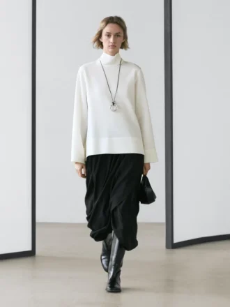 Blus med hög hals och detalj vid fållen