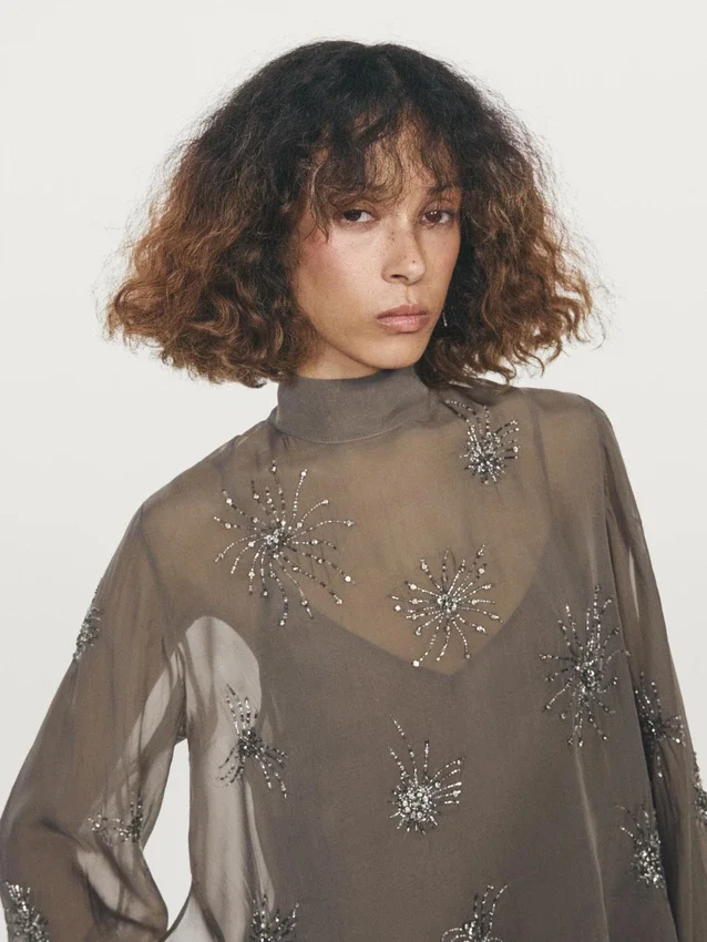 Broderad halvtransparent blus Broderad halvtransparent blus