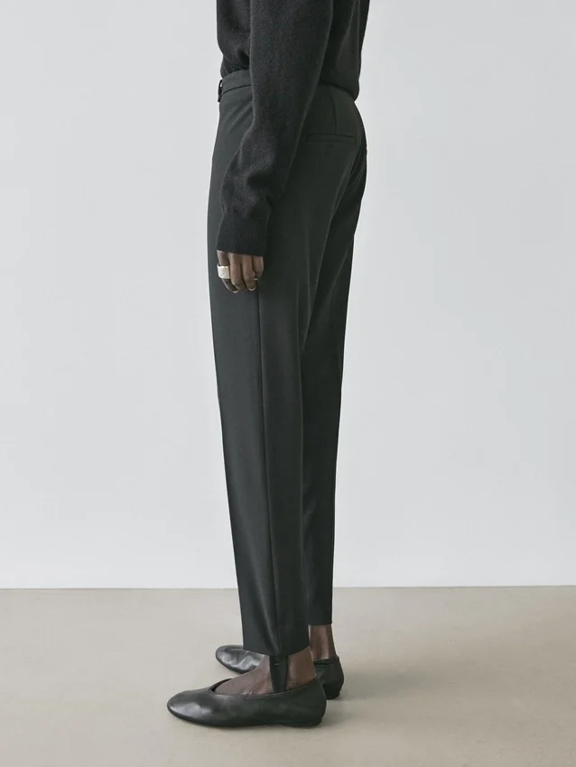 Byxor med elastiska benslut Byxor med elastiska benslut