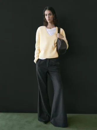 Byxor med utsvängd passform och nålstreck