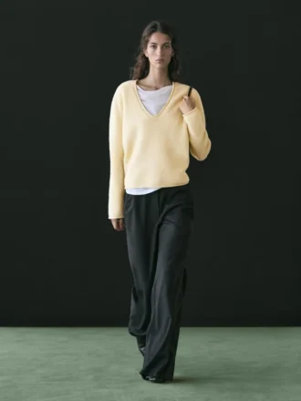 Byxor med utsvängd passform och nålstreck