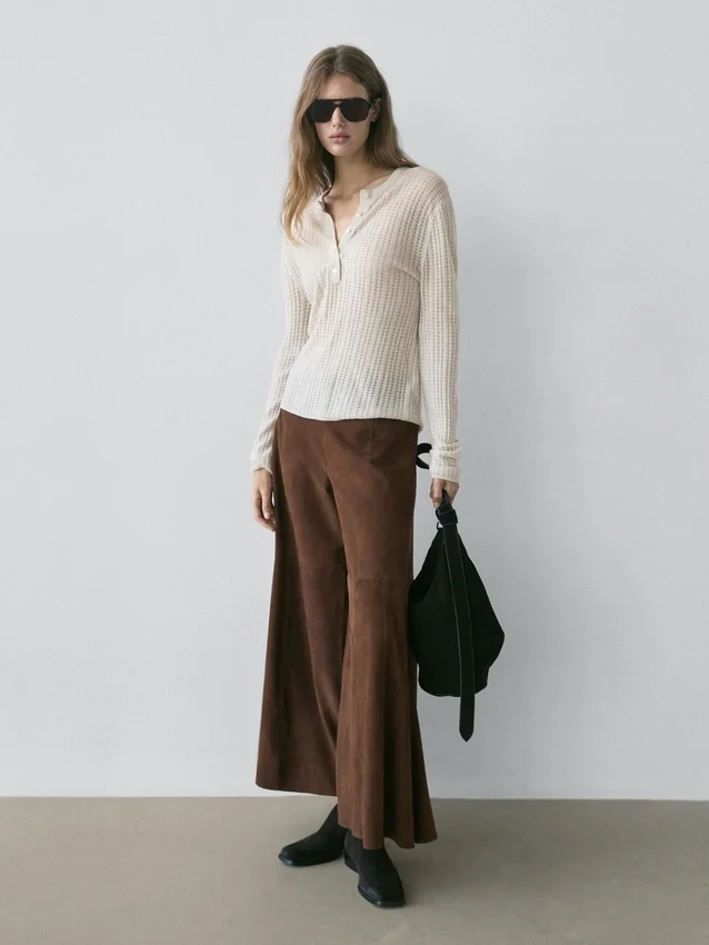 Byxor med vid ben i mocka Byxor med vid ben i mocka