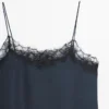 Camisole-top med kontrasterande spetsdetaljer