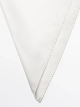 Enfärgad ficknäsduk i 100 % siden