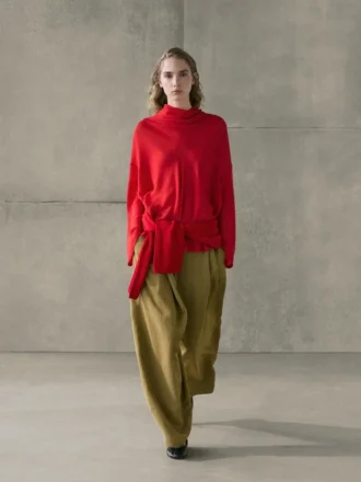 Flödande blus med draperad krage