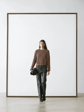 Flödande blus med geometriskt tryck