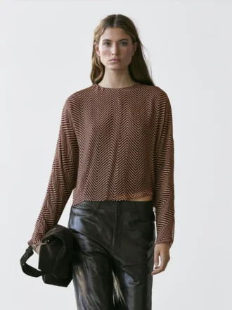 Flödande blus med geometriskt tryck