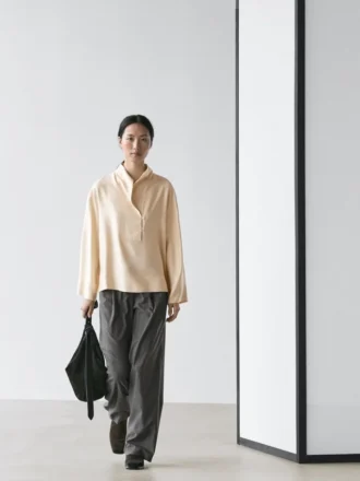 Flödande blus med haklapp