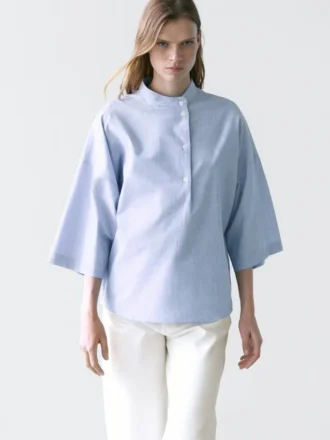 Flödande blus med knappad krage