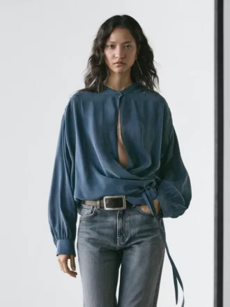 Flödande blus med överlappande framsida