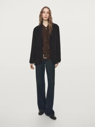 Flödande blus med volanger