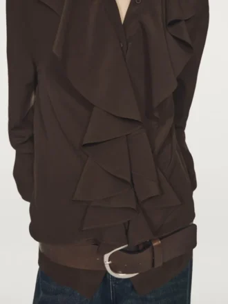 Flödande blus med volanger