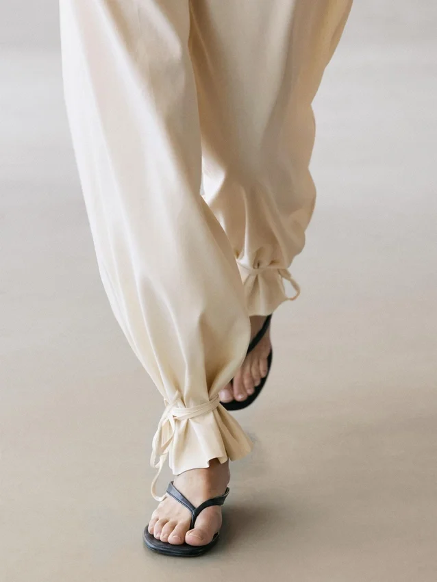 Flödande byxor med barrel-passform Flödande byxor med barrel-passform