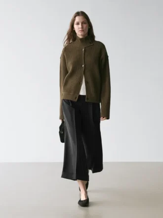 Flödande byxor med insnitt