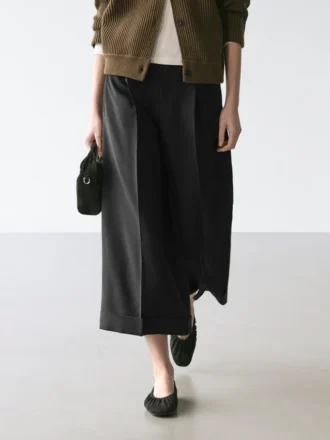 Flödande byxor med insnitt