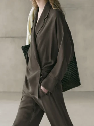 Flödande dubbelknäppt över skjorta