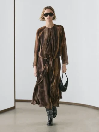 Flödande klänning med djurmönster