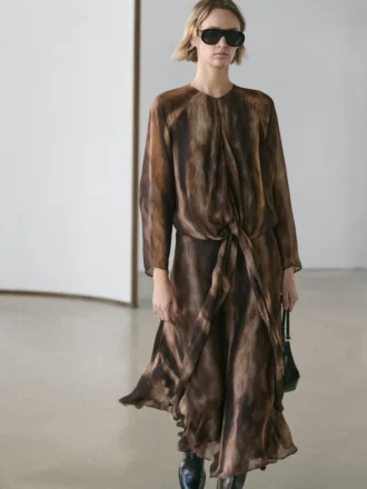 Flödande klänning med djurmönster