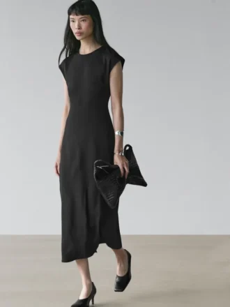 Flödande klänning med korta ärmar