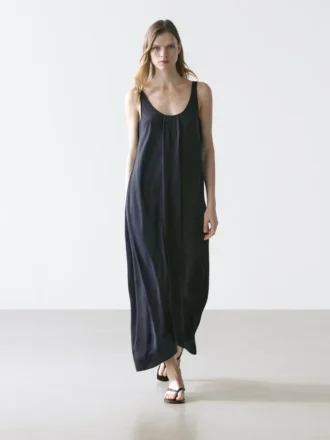 Flödande klänning med utsvängda ben och axelband