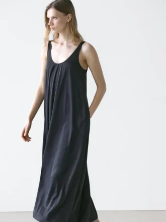 Flödande klänning med utsvängda ben och axelband