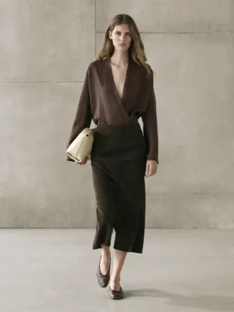 Flödande, löst sittande linneblus med omlott