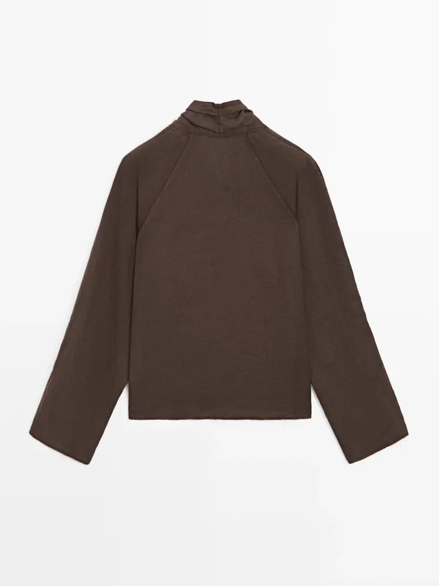 Flödande, löst sittande linneblus med omlott Flödande, löst sittande linneblus med omlott