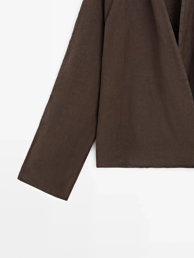 Flödande, löst sittande linneblus med omlott Flödande, löst sittande linneblus med omlott