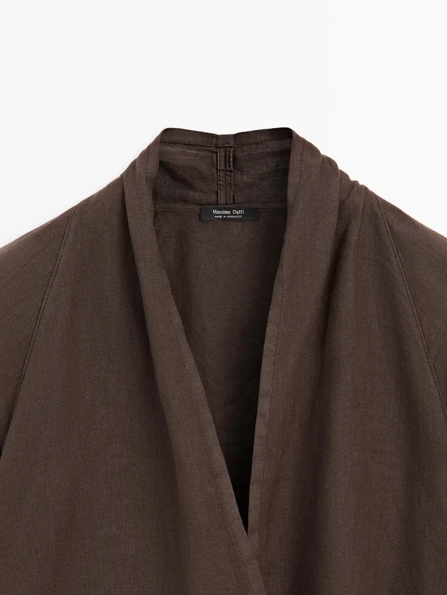 Flödande, löst sittande linneblus med omlott Flödande, löst sittande linneblus med omlott