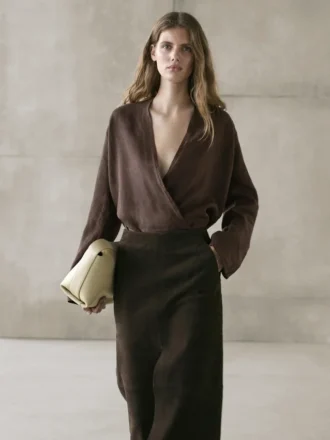 Flödande, löst sittande linneblus med omlott