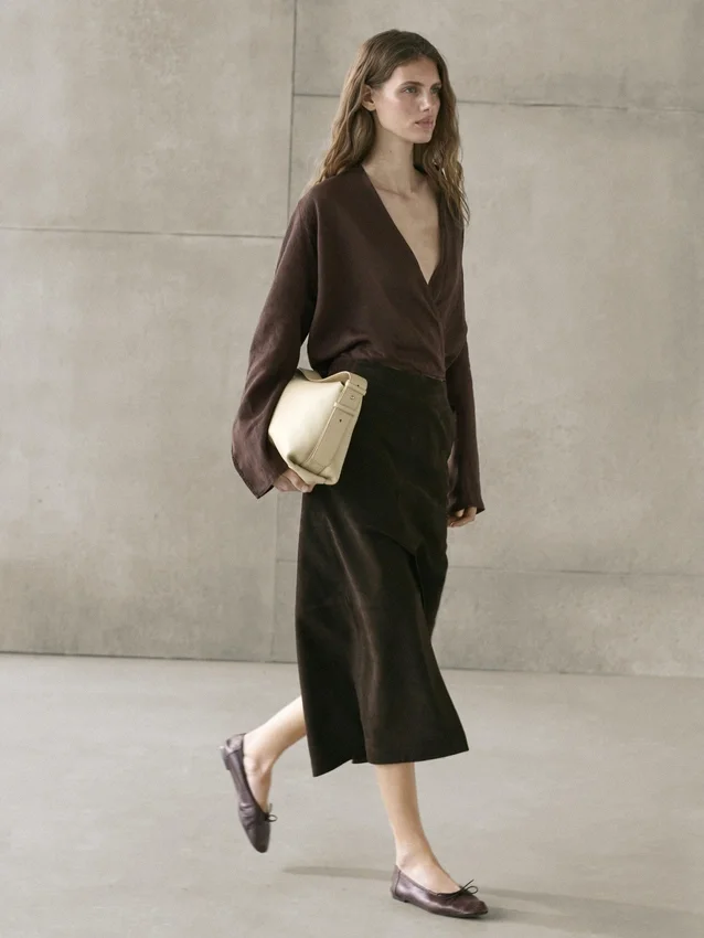 Flödande, löst sittande linneblus med omlott Flödande, löst sittande linneblus med omlott