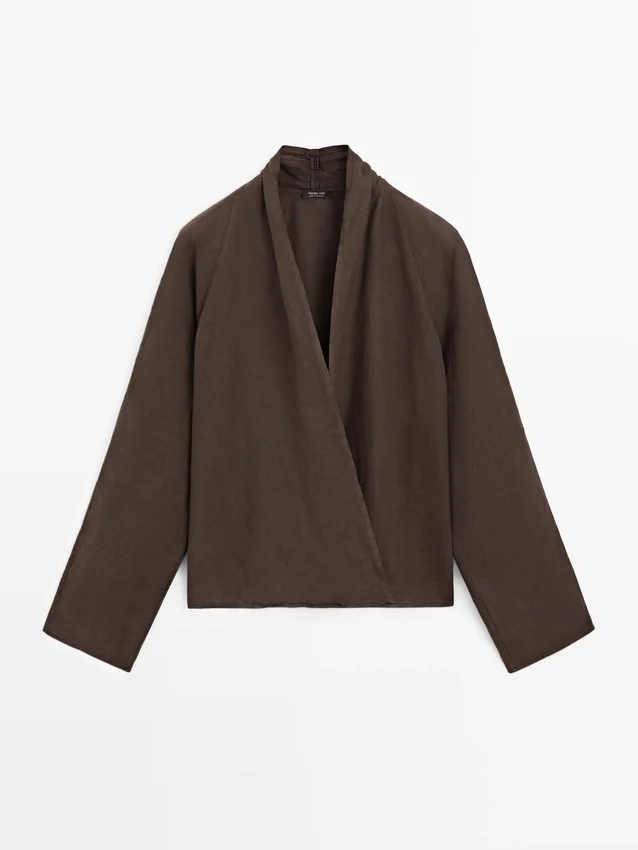 Flödande, löst sittande linneblus med omlott Flödande, löst sittande linneblus med omlott