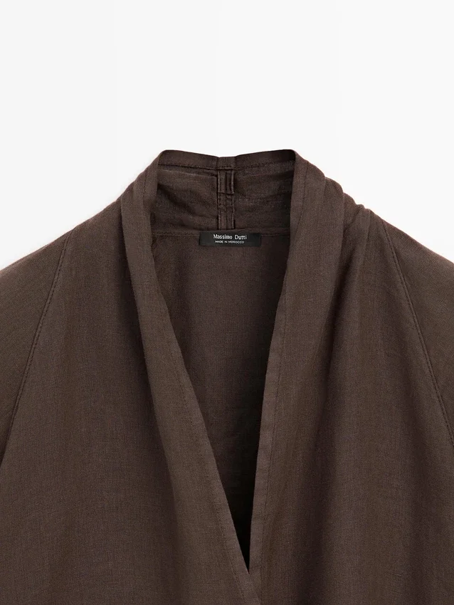 Flödande, löst sittande linneblus med omlott Flödande, löst sittande linneblus med omlott