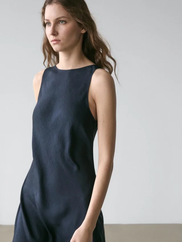 Flödande midiklänning Flödande midiklänning