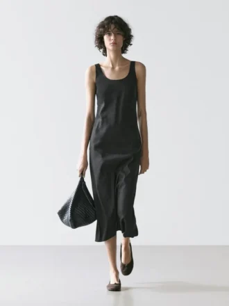 Flödande midiklänning med rund hals