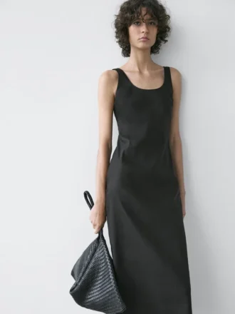 Flödande midiklänning med rund hals