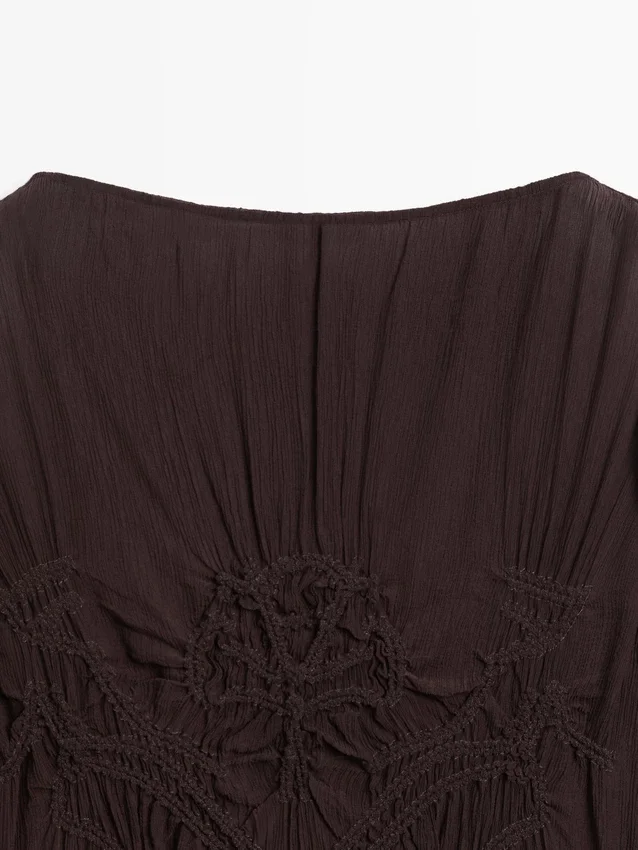 Flödande midiklänning med rynkad detalj Flödande midiklänning med rynkad detalj