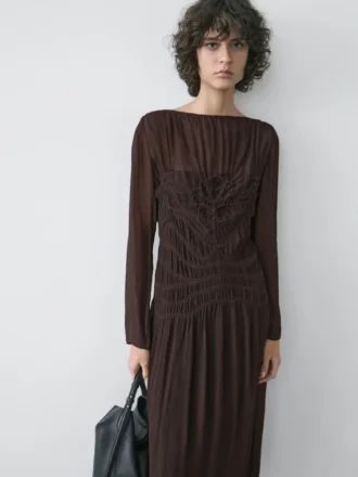 Flödande midiklänning med rynkad detalj