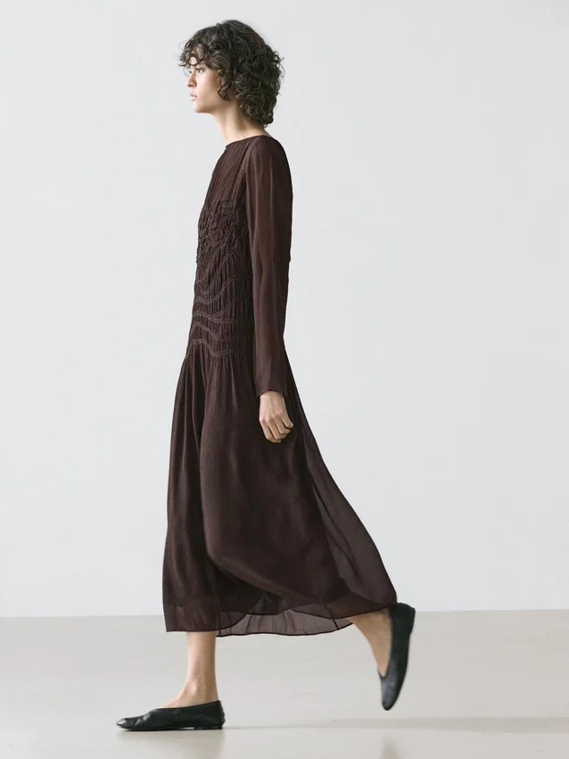 Flödande midiklänning med rynkad detalj Flödande midiklänning med rynkad detalj