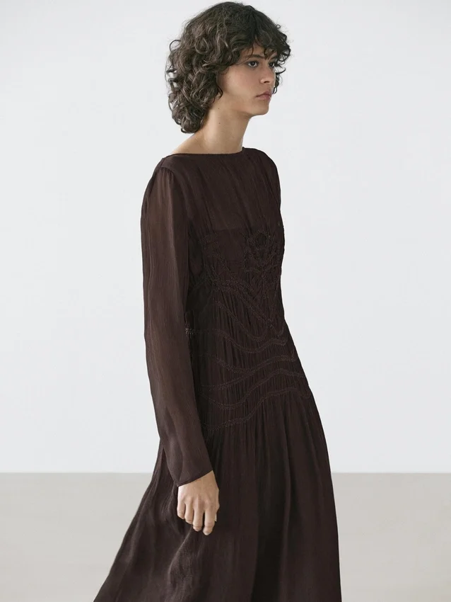 Flödande midiklänning med rynkad detalj Flödande midiklänning med rynkad detalj