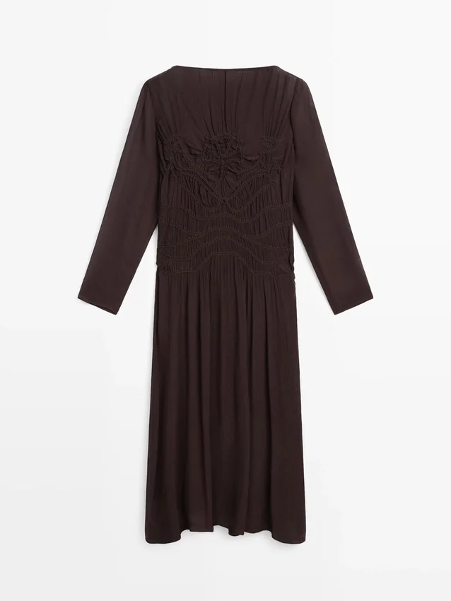 Flödande midiklänning med rynkad detalj Flödande midiklänning med rynkad detalj