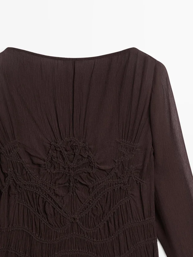 Flödande midiklänning med rynkad detalj Flödande midiklänning med rynkad detalj