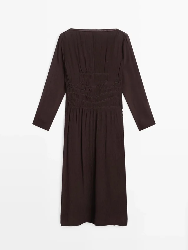 Flödande midiklänning med rynkad detalj Flödande midiklänning med rynkad detalj