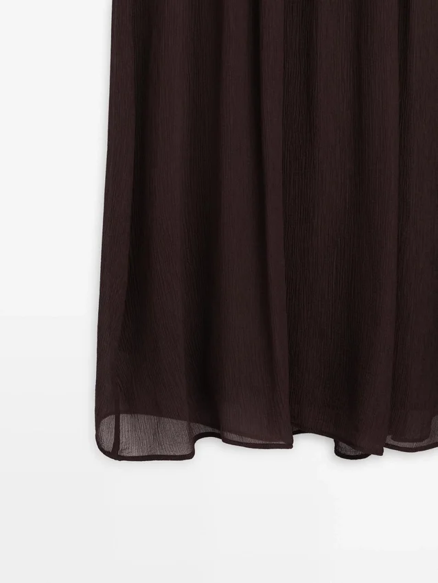 Flödande midiklänning med rynkad detalj Flödande midiklänning med rynkad detalj