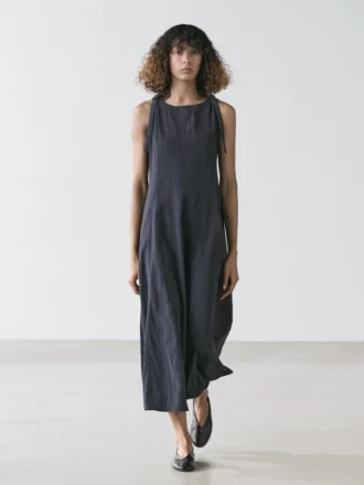 Flödande midiklänning med spännen