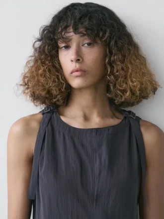 Flödande midiklänning med spännen