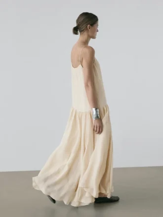 Flödande midiklänning med veckade detaljer