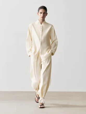 Flödande overskjorta med kragdetalj