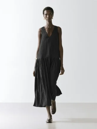 Flödande plisserad midiklänning